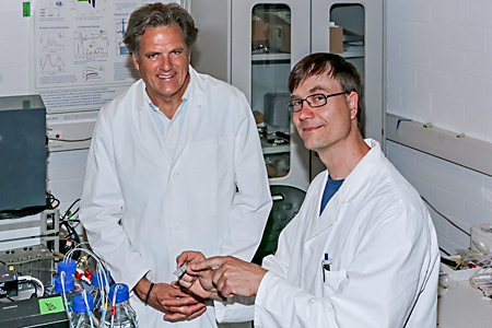  Klaus Gerwert (links) und Jörn Güldenhaupt entwickelten den Infrarotsensor. © RUB, Gerd Kock