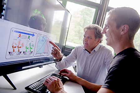  Klaus Gerwert (links) und Andreas Nabers entwickleln den Alzheimer-Sensor Schritt für Schritt weiter. © RUB, Marquard
